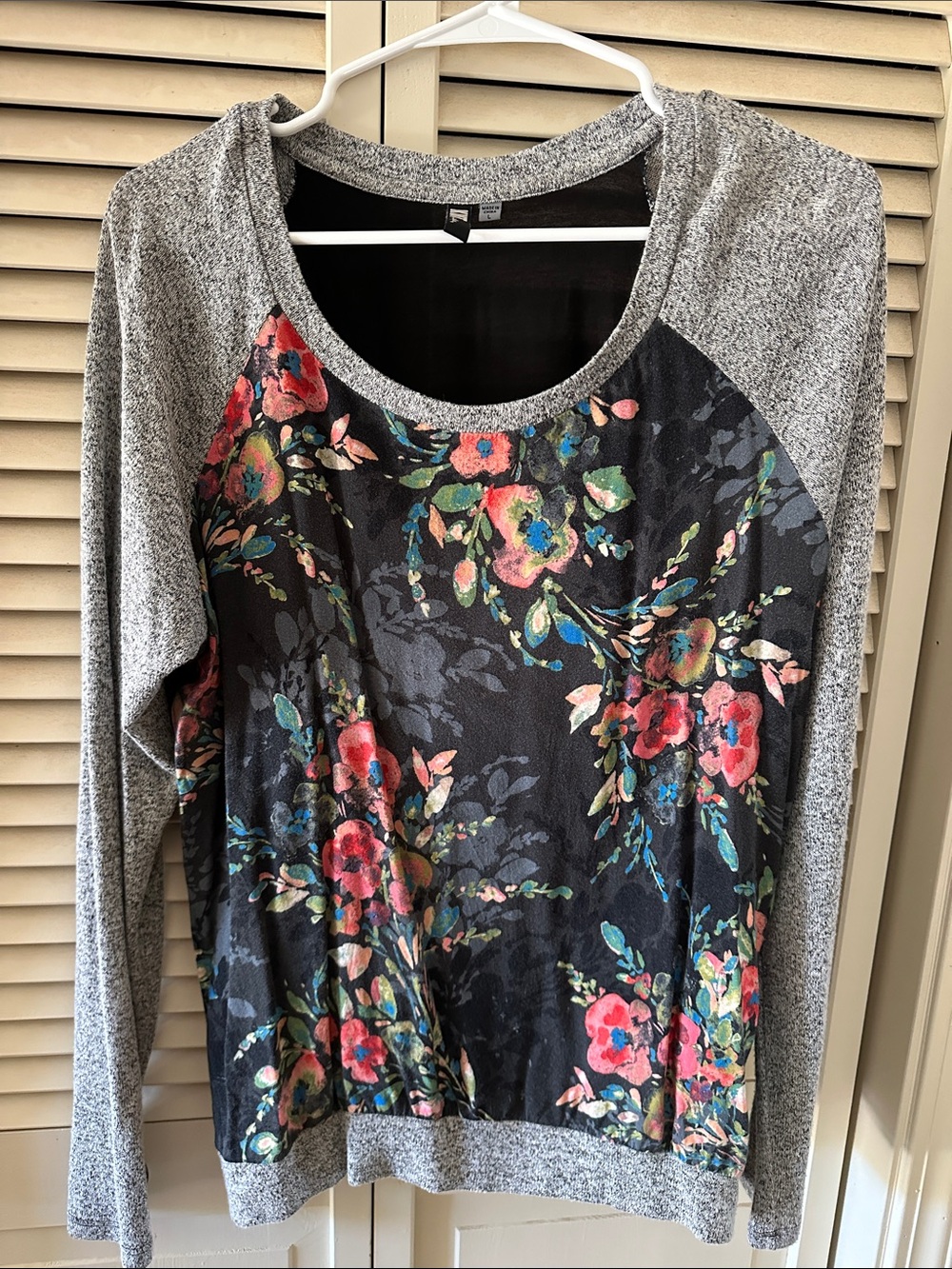 Kut From The Kloth Gray Raglan Floral-Front Women's Top
